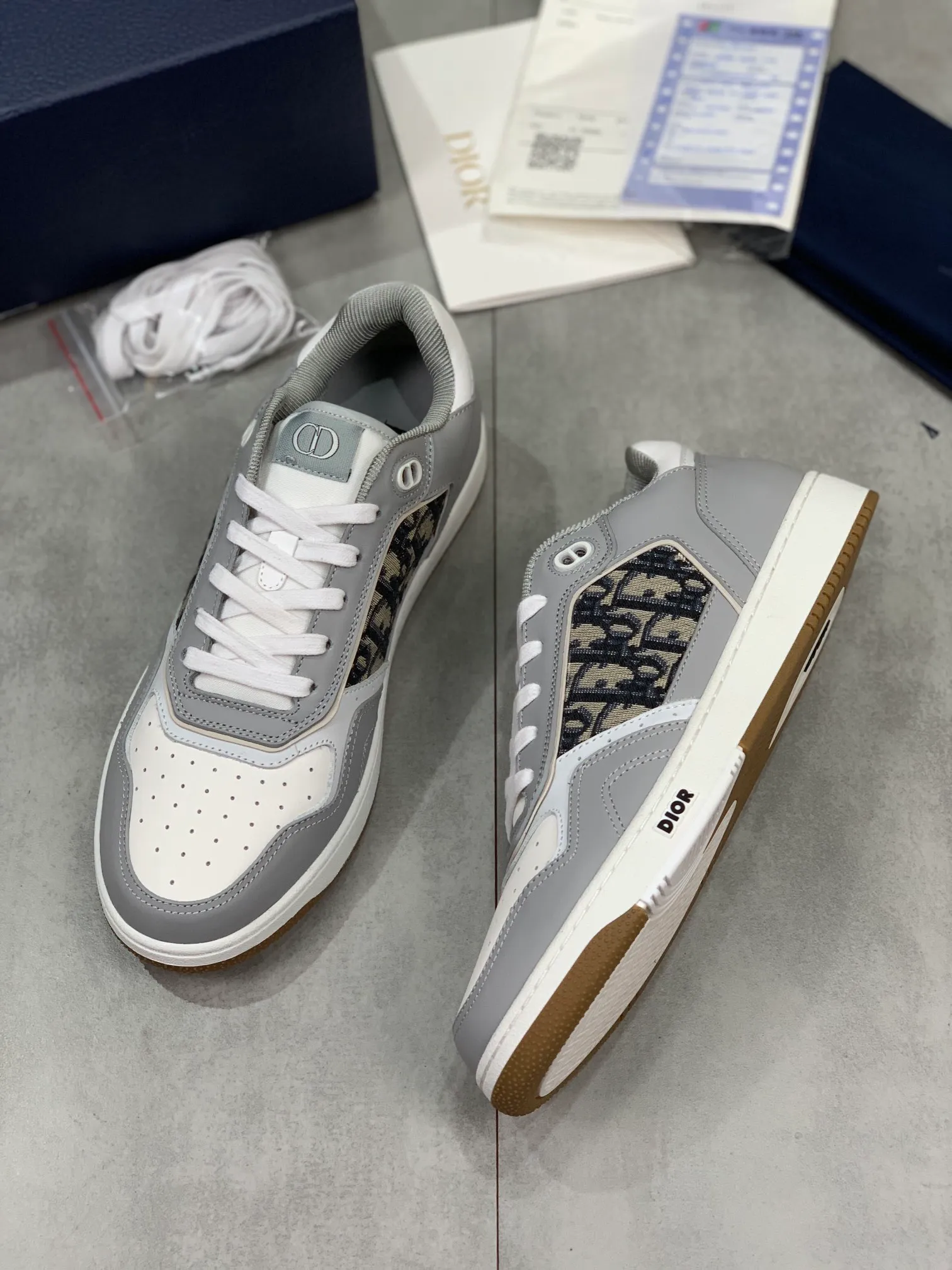 👟👟Ex-factory price 480👟👟 Women's Shoes Women's Clothing Dior's (Dior) B27 series latest popular casual sports shoes for couples. It took more than three months to finally reproduce it perfectly. We made every detail exactly the same as the original. We decisively keep our own styles when shipping. How can beauties and handsome guys who like sports not keep their own styles? With multiple craftsmanship, this low-cut sneaker newly launched this season is one of the flagship styles of the series. Dior B27 sneakers, original version 7800👟👟 Women's shoes Women's clothing Buy new presbyopic sneakers in early spring. A favorite among major celebrities and Internet celebrities. The on-foot effect is very nice. The B27 sneakers are made by Italian craftsmen. They have distinct layers and a unique three-dimensional effect, showing a modern and elegant style. They are comparable to Dior Perfect shoe shape. Internal stretch details provide ideal comfort and can be paired with a variety of casual looks. Shows fashionable and modern sports style. Original imported Italian silk cowhide stitched with embroidered letters lining and feet, original imported breathable double-layer mesh, original customized T👟👟factory price U two-color outsole. We all follow the original binding process, one last for each yard, and the yardage is accurate. On the surface it seems simple and has no technical content, but in fact it is quite a test of the technical operation of the master Luo Di. The market's top quality is welcome to compare, any details are unconditional 👟👟Ex-factory price K. There are pictures and the truth. Today's Internet celebrities and foreign stars are buying it one after another! Fully responsible for dressing in spring, summer, autumn and winter. CD elements create an avant-garde and bold look. Original molded T👟👟Factory price U outsole No matter how many versions there are on the market, you will be full of surprises the moment you get it! The perfect genuine version, you can go in and out of the counter at will. Fabric: Original imported silk cowhide with embroidered letters Lining: Imported original breathable double-layer mesh Foot: Imported original latex mesh Outsole: Original T👟👟 Factory price U two-color bottom Size: 35-45 (Male 38.46 custom-made, non-refundable and non-exchangeable)